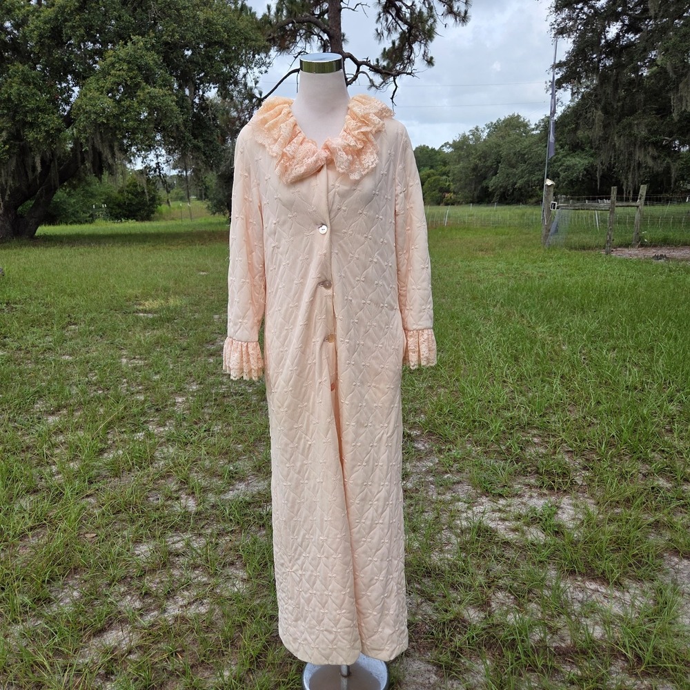Vanity Fair Vintage 1960s Pink Quilted House Dress Cozy Robe Lace Piping 12